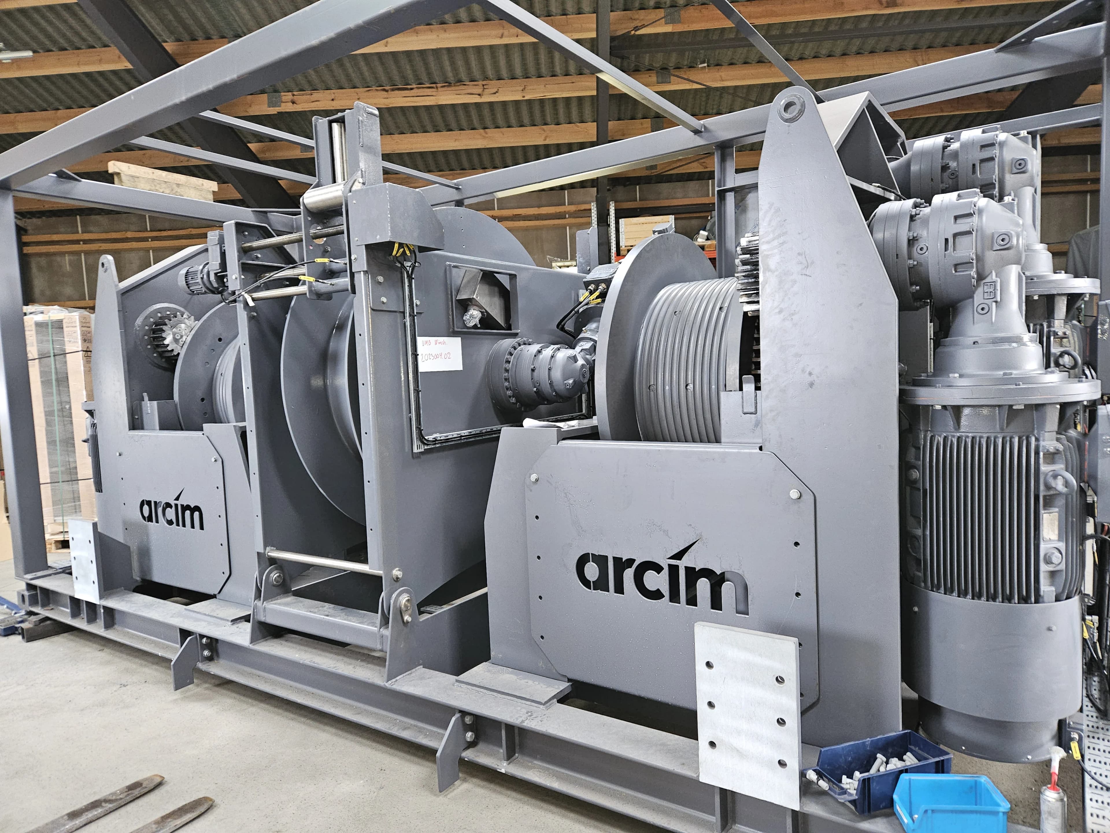 Umbilical and lifting winches